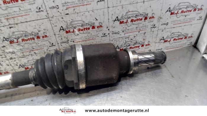 Front drive shaft, left from a Renault Modus/Grand Modus (JP) 1.4 16V 2004