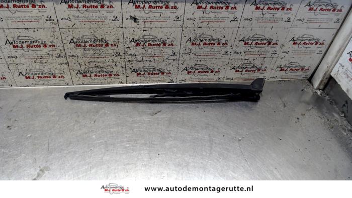 Rear wiper arm from a Alfa Romeo 159 Sportwagon (939BX) 1.9 JTDm 16V 2006