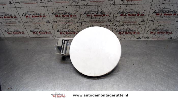Tank cap cover from a Opel Agila (B) 1.0 12V 2011