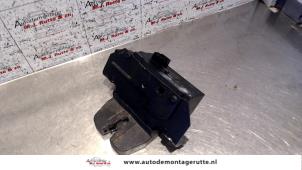 Used Tailgate lock mechanism Opel Signum (F48) 2.2 DGI 16V Price on request offered by Autodemontage M.J. Rutte B.V.