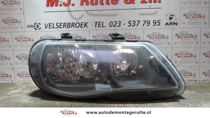 Używane Reflektor prawy Rover 25 1.1 16V Cena € 45,00 Procedura marży oferowane przez Autodemontage M.J. Rutte B.V.