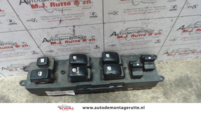 Usados Interruptor combinado de ventanillas Kia Carnival/Grand Carnival 3 2.9 CRDi 16V VGT Precio de solicitud ofrecido por Autodemontage M.J. Rutte B.V.