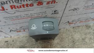 Used AIH headlight switch Kia Carnival/Grand Carnival 3 2.9 CRDi 16V VGT Price on request offered by Autodemontage M.J. Rutte B.V.