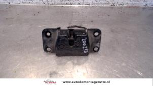 Used Tailgate lock mechanism Ssang Yong Rexton 2.7 Xdi RX/RJ 270 16V Price on request offered by Autodemontage M.J. Rutte B.V.