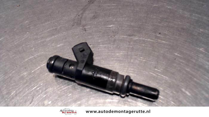Injektor (Benzineinspritzung) van een BMW 3 serie Compact (E46/5) 316ti 16V 2002