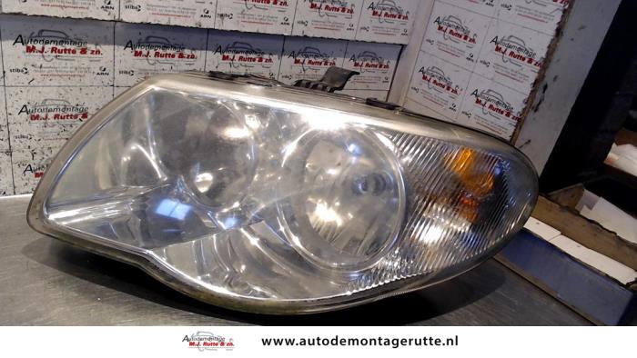 Używane Reflektor lewy Dodge Ram Van 2.8 CRD 16V Autom. Cena na żądanie oferowane przez Autodemontage M.J. Rutte B.V.