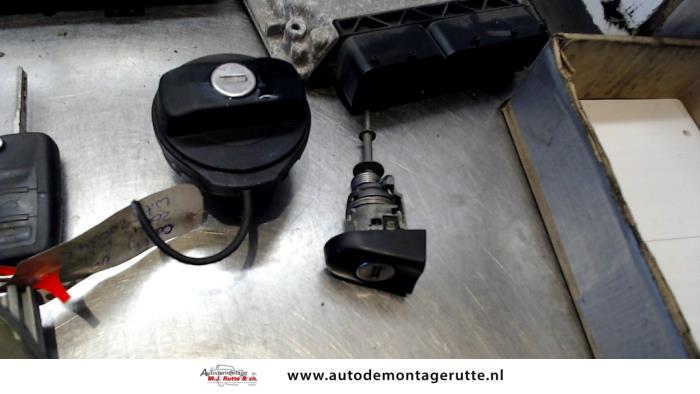 Set of cylinder locks (complete) from a Volkswagen Caddy III (2KA,2KH,2CA,2CH) 2.0 SDI 2004