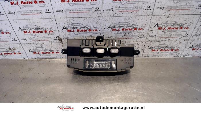 Begagnade Innerdisplay Kia Sorento I (JC) 2.5 CRDi 16V Pris på förfrågan erbjuds av Autodemontage M.J. Rutte B.V.