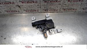 Used Central locking motor Kia Sorento I (JC) 2.5 CRDi 16V Price on request offered by Autodemontage M.J. Rutte B.V.