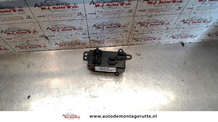 Usados Interruptor combinado de ventanillas Chrysler Voyager/Grand Voyager (RG/RS) 2.5 CRD 16V Precio de solicitud ofrecido por Autodemontage M.J. Rutte B.V.
