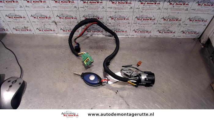 Używane Stacyjka + Kluczyk Fiat Ulysse (179) 2.0 16V Cena na żądanie oferowane przez Autodemontage M.J. Rutte B.V.