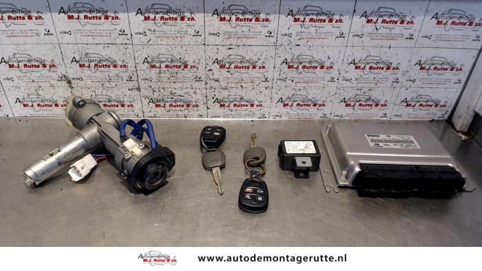 Used Ignition lock + computer Kia Sorento I (JC) 2.5 CRDi 16V Price € 150,00 Margin scheme offered by Autodemontage M.J. Rutte B.V.