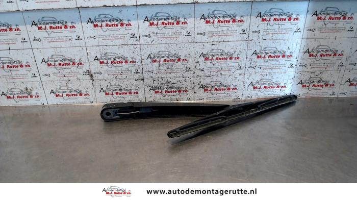 Rear wiper arm from a Opel Astra H SW (L35) 1.6 16V Twinport 2005