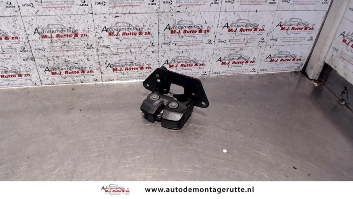 Tailgate lock mechanism from a Fiat Panda (169) 1.1 Fire 2003
