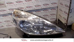 Used Headlight, right Peugeot 607 (9D/U) 2.2 HDi 16V FAP Price on request offered by Autodemontage M.J. Rutte B.V.