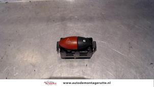 Usados Interruptor de luz de pánico Renault Twingo II (CN) 1.2 Precio de solicitud ofrecido por Autodemontage M.J. Rutte B.V.