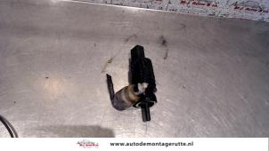 Usagé Pompe lave-glace avant Volkswagen Caddy III (2KA,2KH,2CA,2CH) 2.0 SDI Prix sur demande proposé par Autodemontage M.J. Rutte B.V.