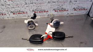 Used Door lock cylinder, right Renault Clio II (BB/CB) 1.2 Price on request offered by Autodemontage M.J. Rutte B.V.