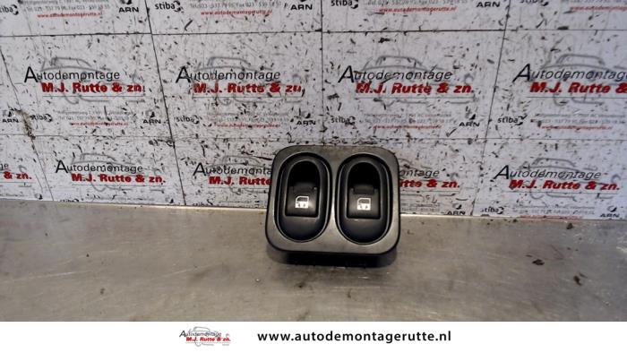 Usados Interruptor combinado de ventanillas Peugeot 1007 (KM) 1.4 Precio de solicitud ofrecido por Autodemontage M.J. Rutte B.V.