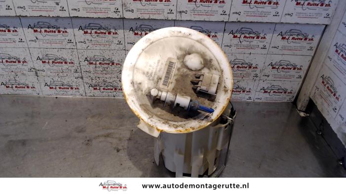 Electric fuel pump from a Opel Astra H (L48) 1.6 16V Twinport 2007