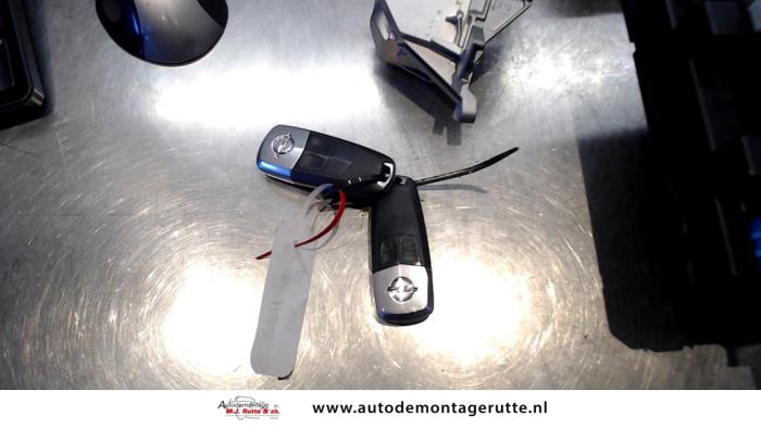 Set of cylinder locks (complete) from a Opel Zafira (M75) 2.2 16V Direct Ecotec 2007