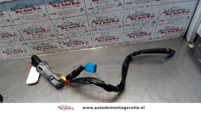 Zündschloss+Schlüssel van een Peugeot 206 (2A/C/H/J/S) 1.4 XR,XS,XT,Gentry 2002