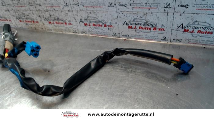Zündschloss+Schlüssel van een Peugeot 206 (2A/C/H/J/S) 1.4 XR,XS,XT,Gentry 2002