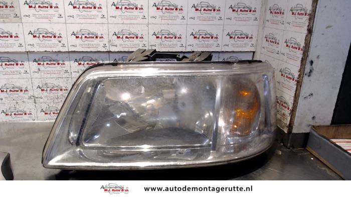 Headlight, left from a Volkswagen Transporter T5 1.9 TDi 2005