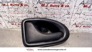 Usagé Poignée portière 2portes gauche Opel Movano (4A1; 4A2; 4B2; 4B3; 4C2; 4C3) 2.5 CDTI 16V DPF Prix sur demande proposé par Autodemontage M.J. Rutte B.V.
