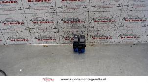 Used Electric window switch Renault Modus/Grand Modus (JP) 1.4 16V Price on request offered by Autodemontage M.J. Rutte B.V.
