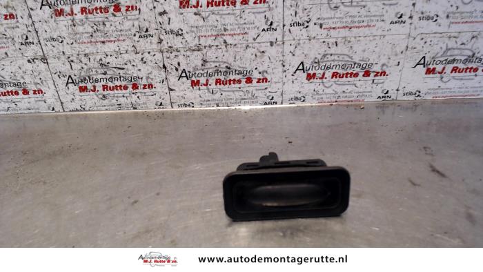 Tailgate switch from a Renault Scénic II (JM) 1.4 16V 2005