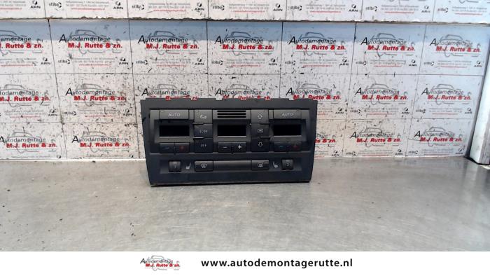 Heater control panel from a Audi A4 Avant Quattro (B6) 2.5 TDI V6 24V 2003