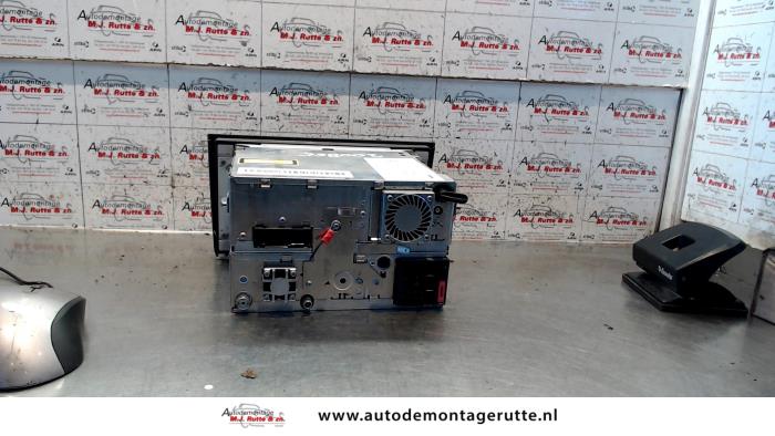Radio from a Audi A4 Avant Quattro (B6) 2.5 TDI V6 24V 2003