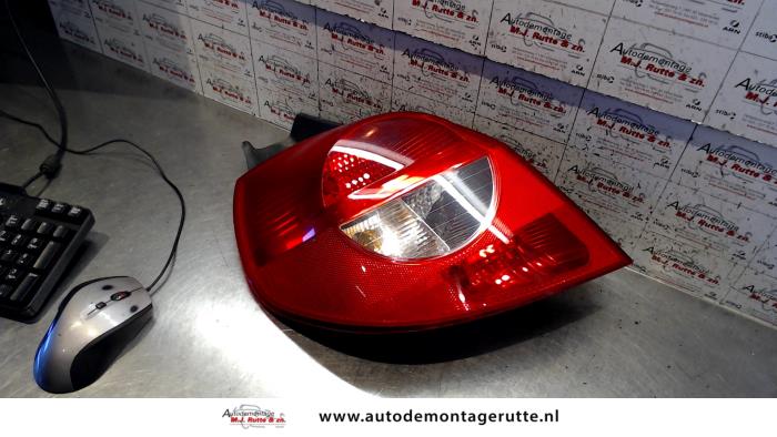 Taillight, left from a Renault Clio III (BR/CR) 1.4 16V 2006