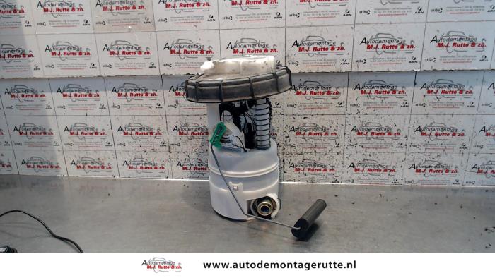 Electric fuel pump from a Renault Clio III (BR/CR) 1.4 16V 2006
