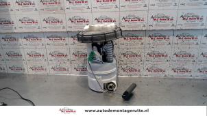 Używane Elektryczna pompa paliwa Renault Clio III (BR/CR) 1.4 16V Cena na żądanie oferowane przez Autodemontage M.J. Rutte B.V.
