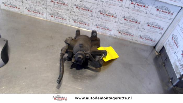 Rear brake calliper, left from a Audi A4 Avant Quattro (B7) 3.2 FSI V6 24V 2005