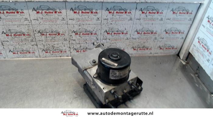 Begagnade ABS-pump Mercedes C Combi (S203) 2.2 C-220 CDI 16V Pris på förfrågan erbjuds av Autodemontage M.J. Rutte B.V.