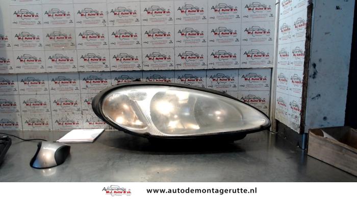 Używane Reflektor prawy Chrysler PT Cruiser 1.6 16V Cena na żądanie oferowane przez Autodemontage M.J. Rutte B.V.