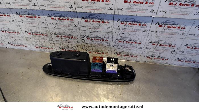 Multi-functional window switch from a Alfa Romeo 156 (932) 1.8 Twin Spark 16V 2004