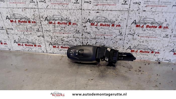 Steering wheel mounted radio control from a Peugeot Partner Combispace 1.6 16V 2003