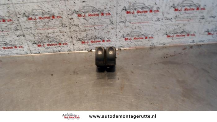 Używane Przelacznik combi okienny Renault Twingo II (CN) 1.2 16V Cena na żądanie oferowane przez Autodemontage M.J. Rutte B.V.