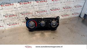Usados Panel de control de calefacción Hyundai Matrix 1.6 16V Precio de solicitud ofrecido por Autodemontage M.J. Rutte B.V.