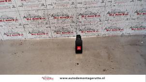 Używane Przelacznik swiatel awaryjnych Hyundai Matrix 1.6 16V Cena na żądanie oferowane przez Autodemontage M.J. Rutte B.V.