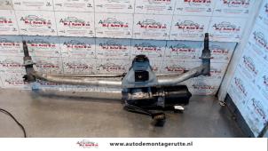 Used Wiper motor + mechanism Nissan Primastar 2.0 dCi 90 Price on request offered by Autodemontage M.J. Rutte B.V.
