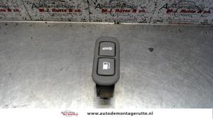 Used Tailgate switch Kia Sorento I (JC) 2.5 CRDi 16V Price on request offered by Autodemontage M.J. Rutte B.V.
