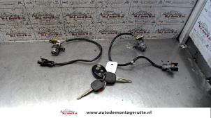 Used Door lock cylinder, right Kia Sorento I (JC) 2.5 CRDi 16V Price on request offered by Autodemontage M.J. Rutte B.V.