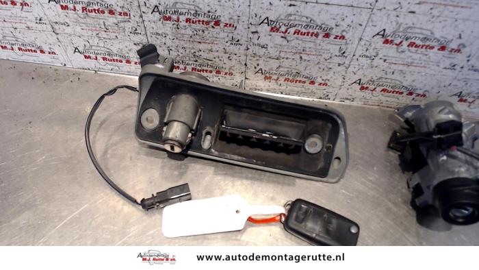Set of cylinder locks (complete) from a Volkswagen Caddy III (2KA,2KH,2CA,2CH) 2.0 SDI 2005