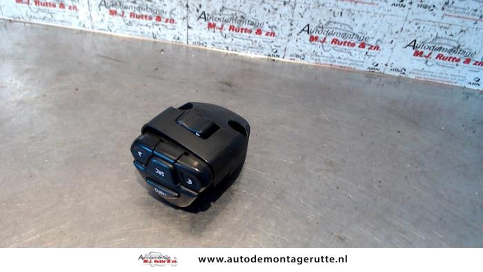 Steering wheel mounted radio control from a Nissan Primera (P12) 2.0 16V CVT 2003