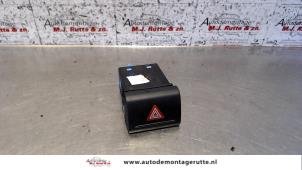 Usados Interruptor de luz de pánico Volkswagen Fox (5Z) 1.4 16V Precio de solicitud ofrecido por Autodemontage M.J. Rutte B.V.